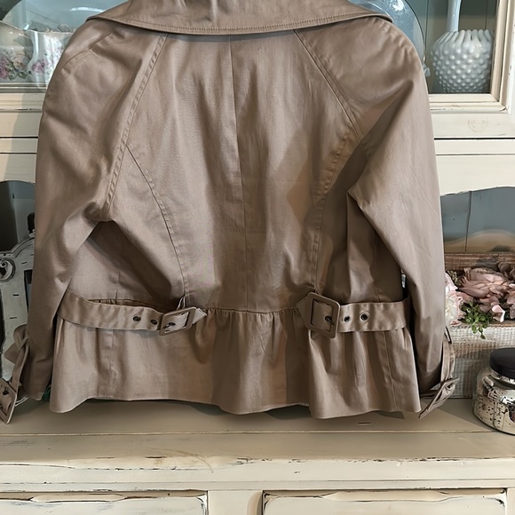 Medium tan Révue blazer with an adjustable belt. - Picture 2 of 6